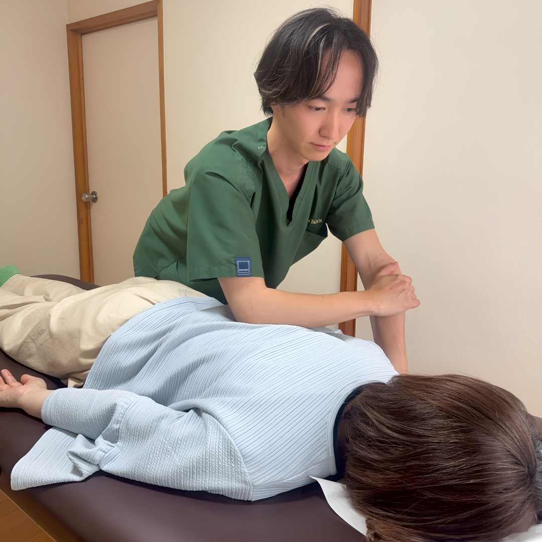 整体施術で大殿筋をほぐす
